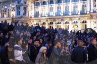 NEWS - Brand der Notre-Dame: Betende in den Strassen von Paris