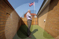 FEATURE - Zum Ärger seiner Nachbarn: Golfkriegs-Veteran Andrew Smith hisst täglich in seinem Garten den Union Jack
