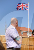 FEATURE - Zum Ärger seiner Nachbarn: Golfkriegs-Veteran Andrew Smith hisst täglich in seinem Garten den Union Jack