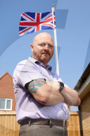 FEATURE - Zum Ärger seiner Nachbarn: Golfkriegs-Veteran Andrew Smith hisst täglich in seinem Garten den Union Jack