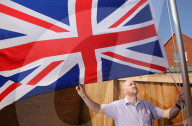 FEATURE - Zum Ärger seiner Nachbarn: Golfkriegs-Veteran Andrew Smith hisst täglich in seinem Garten den Union Jack