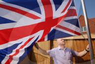 FEATURE - Zum Ärger seiner Nachbarn: Golfkriegs-Veteran Andrew Smith hisst täglich in seinem Garten den Union Jack