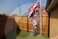 FEATURE - Zum Ärger seiner Nachbarn: Golfkriegs-Veteran Andrew Smith hisst täglich in seinem Garten den Union Jack