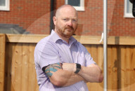 FEATURE - Zum Ärger seiner Nachbarn: Golfkriegs-Veteran Andrew Smith hisst täglich in seinem Garten den Union Jack