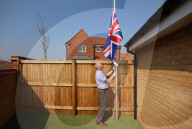 FEATURE - Zum Ärger seiner Nachbarn: Golfkriegs-Veteran Andrew Smith hisst täglich in seinem Garten den Union Jack