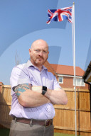 FEATURE - Zum Ärger seiner Nachbarn: Golfkriegs-Veteran Andrew Smith hisst täglich in seinem Garten den Union Jack