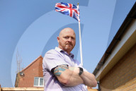 FEATURE - Zum Ärger seiner Nachbarn: Golfkriegs-Veteran Andrew Smith hisst täglich in seinem Garten den Union Jack