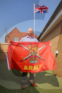FEATURE - Zum Ärger seiner Nachbarn: Golfkriegs-Veteran Andrew Smith hisst täglich in seinem Garten den Union Jack