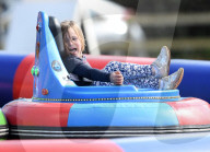 PEOPLE - Mike Tindall mit den Kindern beim Pferdespringen in Norfolk