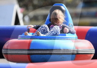 PEOPLE - Mike Tindall mit den Kindern beim Pferdespringen in Norfolk