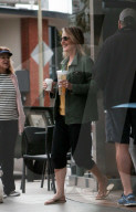 EXKLUSIV - Helen Hunt und Tochter Makena holen sich einen Kaffee