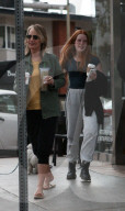 EXKLUSIV - Helen Hunt und Tochter Makena holen sich einen Kaffee
