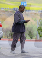 PEOPLE - Kanye West im speziellen Schuhwerk in Beverly Hills unterwegs