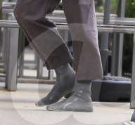 PEOPLE - Kanye West im speziellen Schuhwerk in Beverly Hills unterwegs