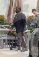PEOPLE - Kanye West im speziellen Schuhwerk in Beverly Hills unterwegs