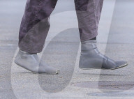 PEOPLE - Kanye West im speziellen Schuhwerk in Beverly Hills unterwegs