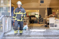 NEWS - Hamburg: Rentner fährt in Einkaufszentrum