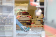 NEWS - Hamburg: Rentner fährt in Einkaufszentrum
