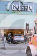 NEWS - Hamburg: Rentner fährt in Einkaufszentrum