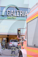 NEWS - Hamburg: Rentner fährt in Einkaufszentrum