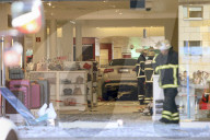 NEWS - Hamburg: Rentner fährt in Einkaufszentrum
