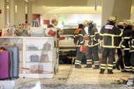 NEWS - Hamburg: Rentner fährt in Einkaufszentrum
