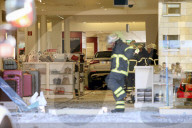 NEWS - Hamburg: Rentner fährt in Einkaufszentrum