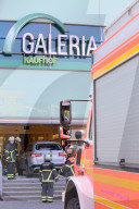 NEWS - Hamburg: Rentner fährt in Einkaufszentrum