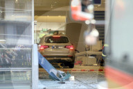 NEWS - Hamburg: Rentner fährt in Einkaufszentrum