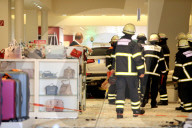 NEWS - Hamburg: Rentner fährt in Einkaufszentrum