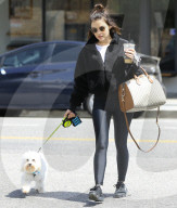 PEOPLE - Lucy Hale geht mit dem Hund Gassi