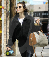 PEOPLE - Lucy Hale geht mit dem Hund Gassi