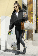 PEOPLE - Lucy Hale geht mit dem Hund Gassi