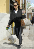 PEOPLE - Lucy Hale geht mit dem Hund Gassi