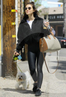 PEOPLE - Lucy Hale geht mit dem Hund Gassi