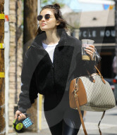 PEOPLE - Lucy Hale geht mit dem Hund Gassi