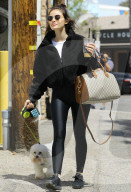 PEOPLE - Lucy Hale geht mit dem Hund Gassi