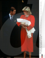 LONDRES : Charles et Diana presentent le Prince Harry a la presse