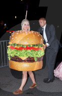 PEOPLE - Katy Perry als Burger verkleidet an Met Gala After-Party