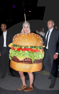 PEOPLE - Katy Perry als Burger verkleidet an Met Gala After-Party