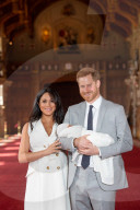 PEOPLE - Prinz Harry und Meghan zeigen ihr Baby
