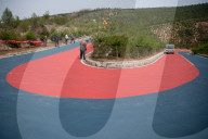 FEATURE - China: Bergstrecke in Rot und Blau gepinselt für Radrennen