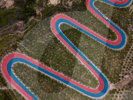 FEATURE - China: Bergstrecke in Rot und Blau gepinselt für Radrennen