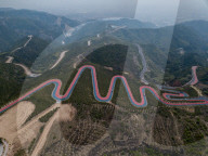 FEATURE - China: Bergstrecke in Rot und Blau gepinselt für Radrennen