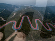 FEATURE - China: Bergstrecke in Rot und Blau gepinselt für Radrennen