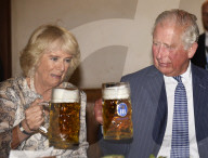 PEOPLE - Camilla und Prinz Charles heben ein Mass Bier in München
