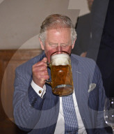 PEOPLE - Camilla und Prinz Charles heben ein Mass Bier in München
