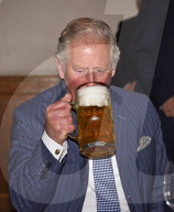PEOPLE - Camilla und Prinz Charles heben ein Mass Bier in München