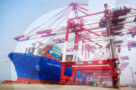 NEWS - China: Frachter mit Exportgütern im Hafen von Qingdao