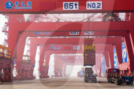 NEWS - China: Frachter mit Exportgütern im Hafen von Qingdao